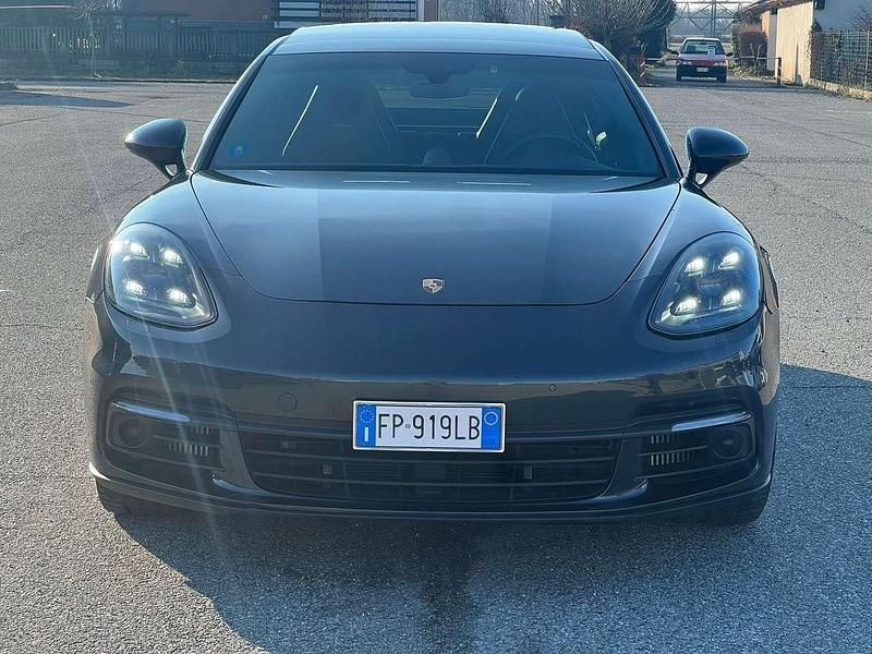 Usata Porsche Panamera 330 CV (242 kW) 2018 Grigio Berlina