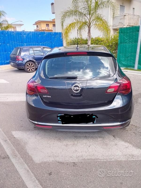 Usata Opel Astra 120 CV (88 kW) 2013 Nero Berlina
