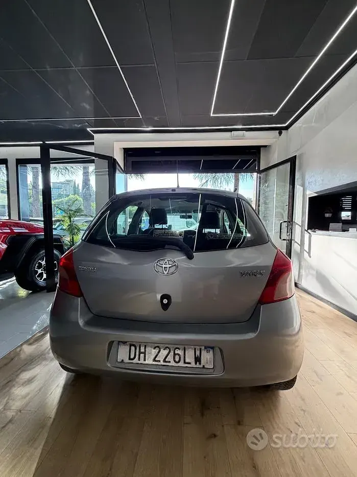 Usata Toyota Yaris Sol 69 CV (50 kW) 2007 Grigio Utilitaria
