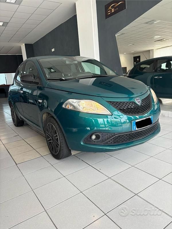 Usata Lancia Ypsilon Gold 69 CV (50 kW) 2018 Verde Utilitaria
