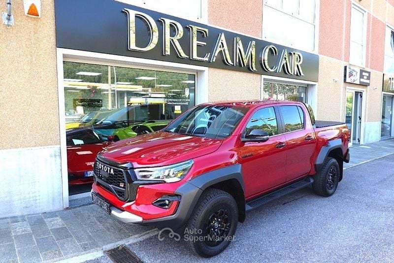 Nuova Toyota HiLux Sport 204 CV (150 kW) 2025 Rosso metallizzato Pick-up
