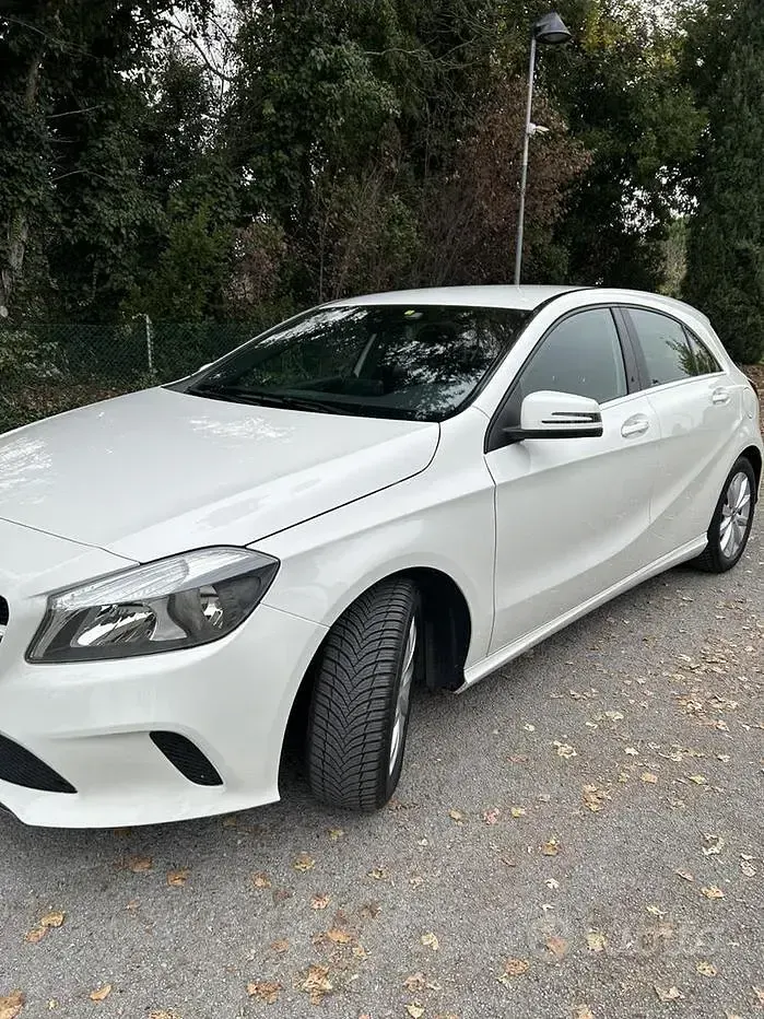 Usata Mercedes A180 122 CV (89 kW) 2017 Bianco Utilitaria