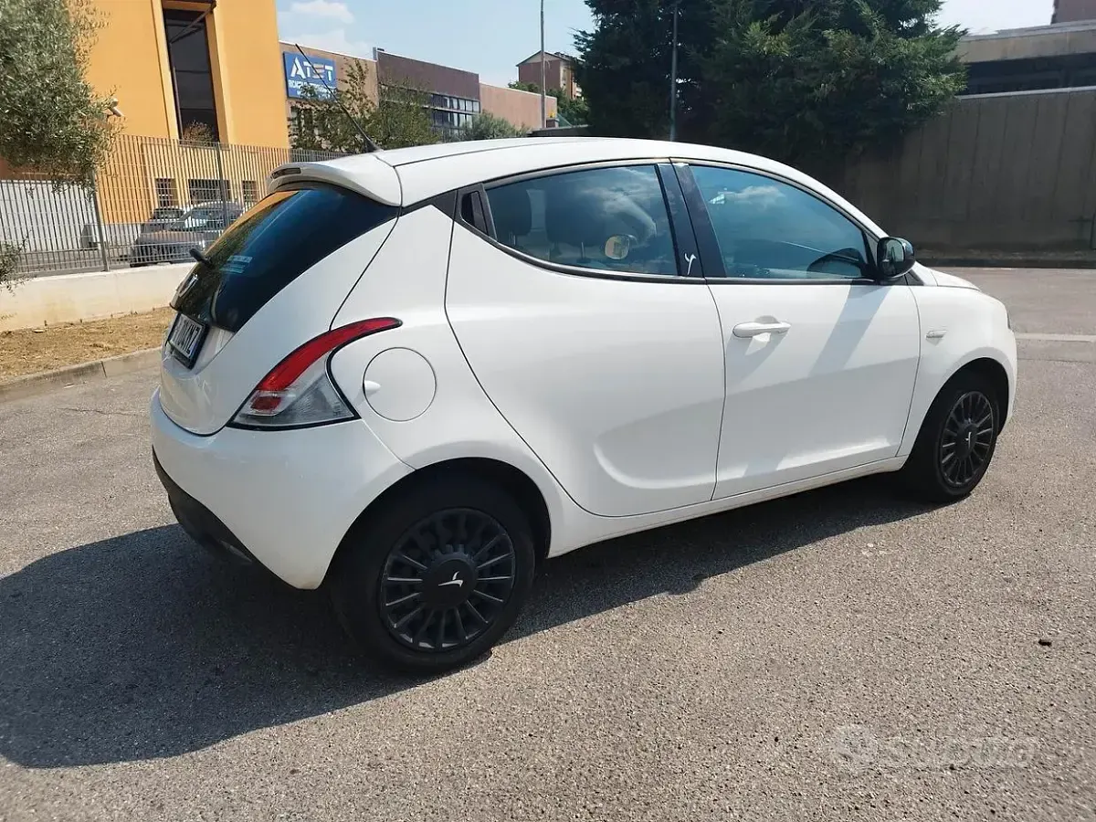 Usata Lancia Ypsilon 69 CV (50 kW) 2015 Bianco Utilitaria