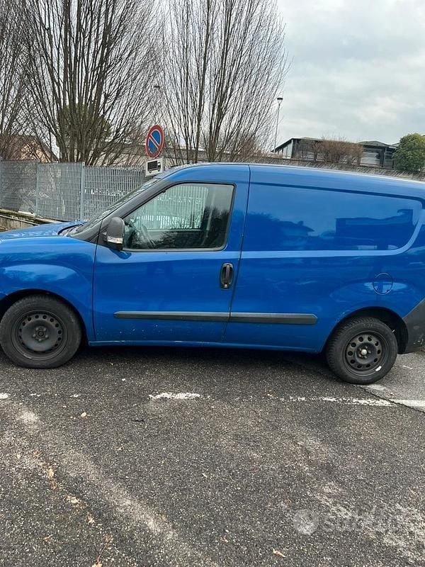 Usata Fiat Doblò 100 CV (73 kW) 2012 Blu Monovolume