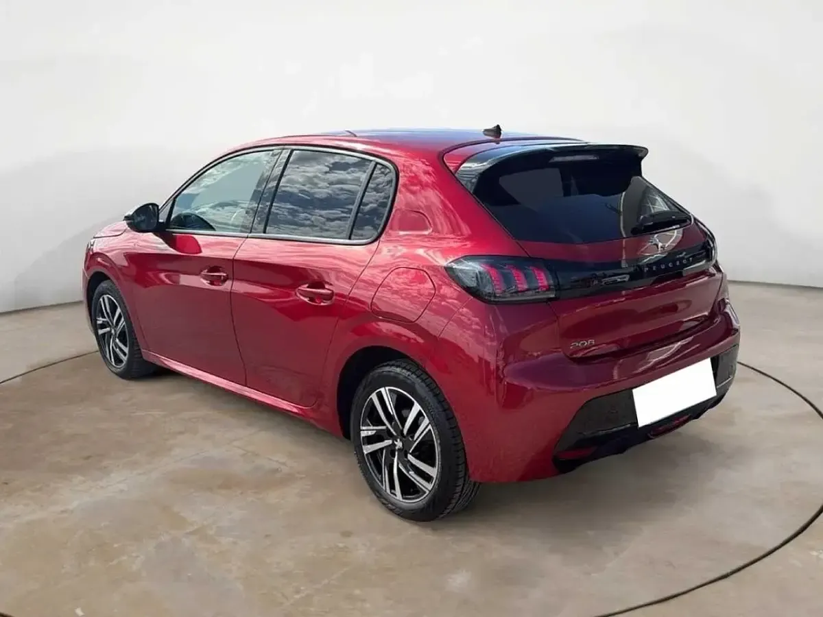 Usata Peugeot 208 Allure 101 CV (74 kW) 2023 Rosso Utilitaria