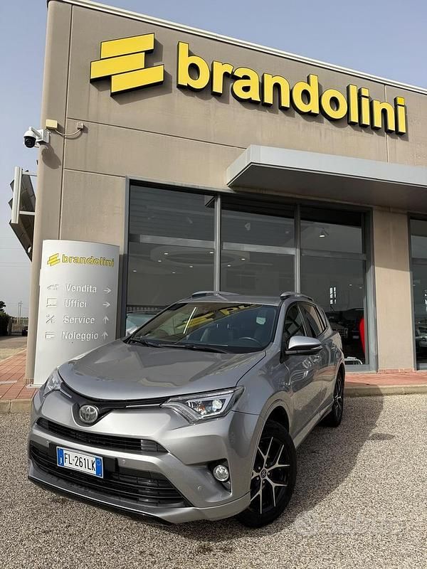 Bianco Usata 2017 Toyota RAV4 Tre volumi | 16.900 € (Buon prezzo) - Immagine 1/4