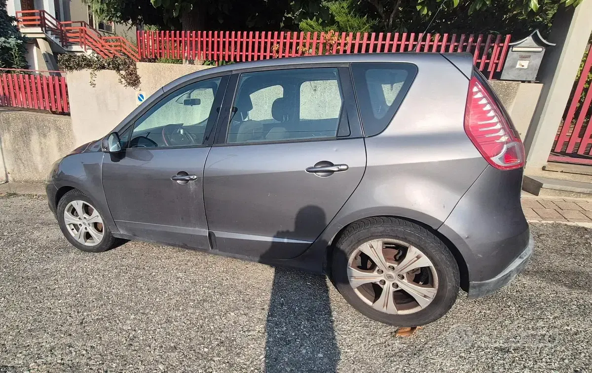Usata Renault Scénic III XMOD 110 CV (80 kW) 2010 Grigio Monovolume