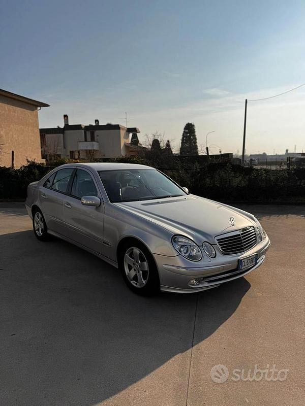Usata Mercedes E270 177 CV (130 kW) 2004 Grigio Berlina