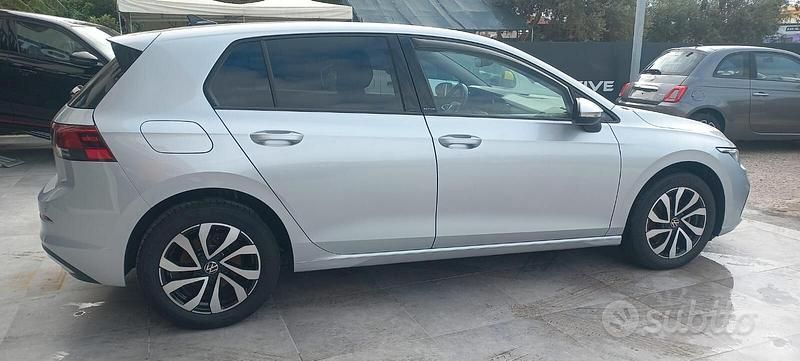 Usata VW Golf VIII Life 115 CV (84 kW) 2022 Grigio Berlina