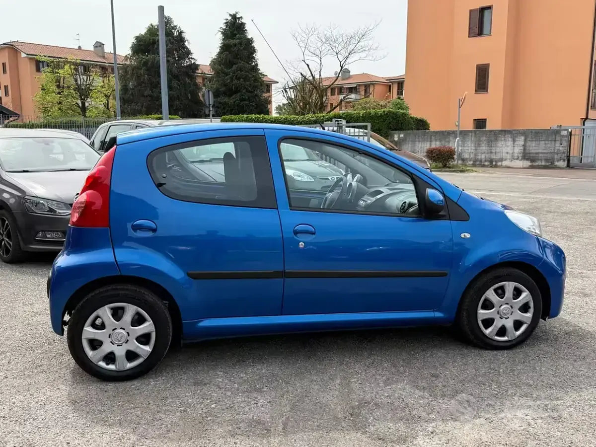 Usata Peugeot 107 Active 68 CV (50 kW) 2010 Blu Utilitaria
