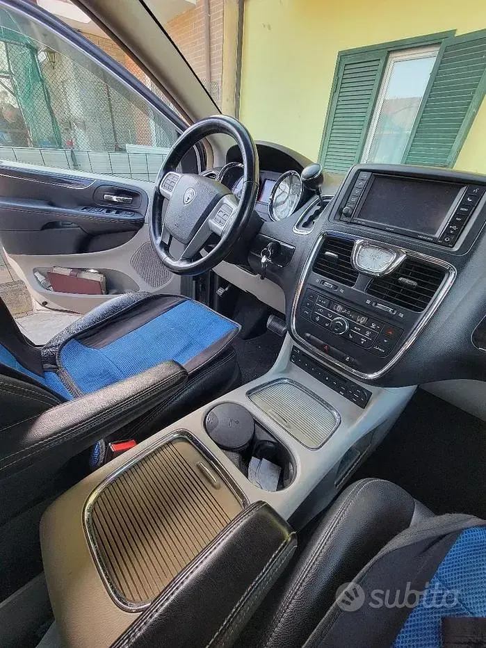 Usata Lancia Voyager 163 CV (119 kW) 2011 Grigio Monovolume