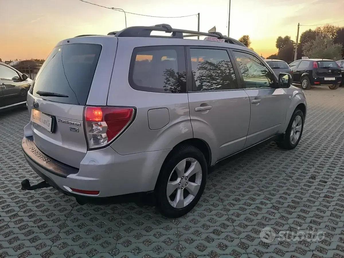 Usata Subaru Forester Comfort 147 CV (108 kW) 2011 Grigio SUV