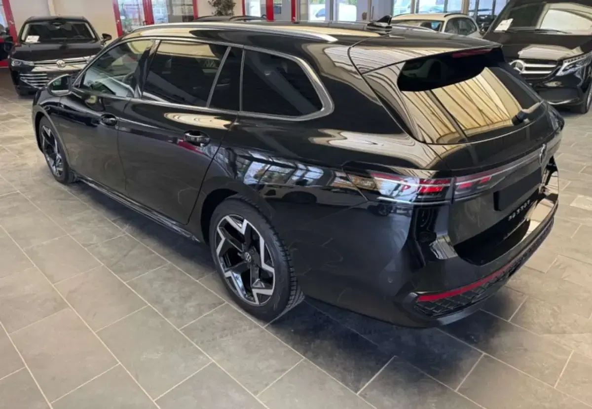 Usata VW Passat R-line 150 CV (110 kW) 2025 Nero Station wagon