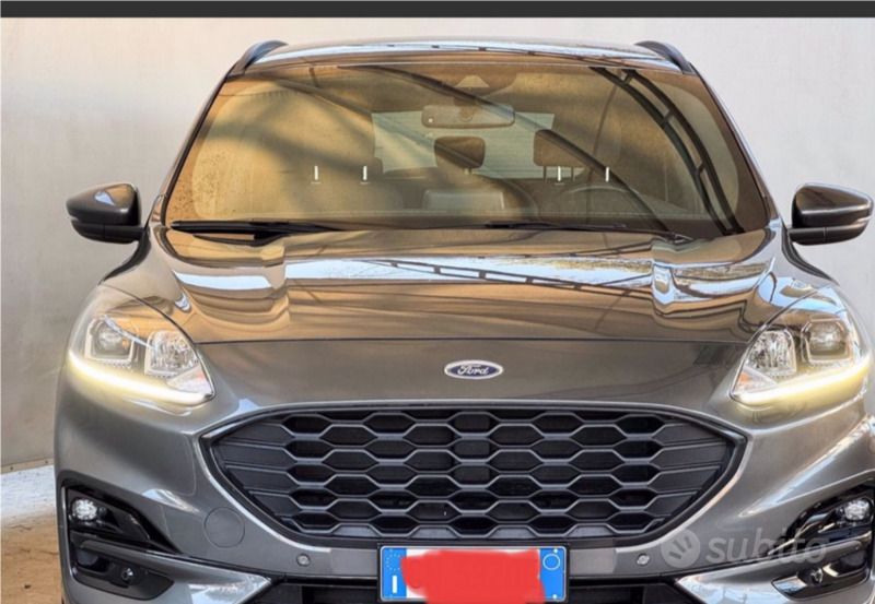 Grigio Usata 2023 Ford Kuga ST-Line SUV | 22.500 € (Buon prezzo) - Immagine 1/4
