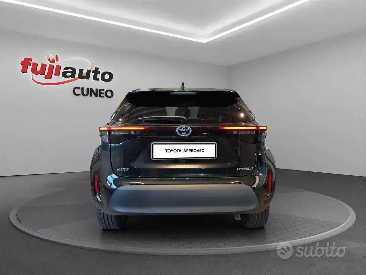Käytetty Toyota Yaris Cross Trend 116 HP (85 kW) 2022 Musta Katumaasturi