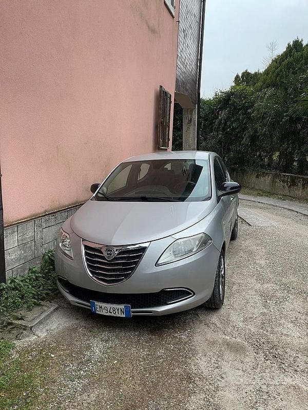 Grigio Usata 2012 Lancia Ypsilon Due volumi | 2900 € (Ottimo prezzo) - Immagine 1/4