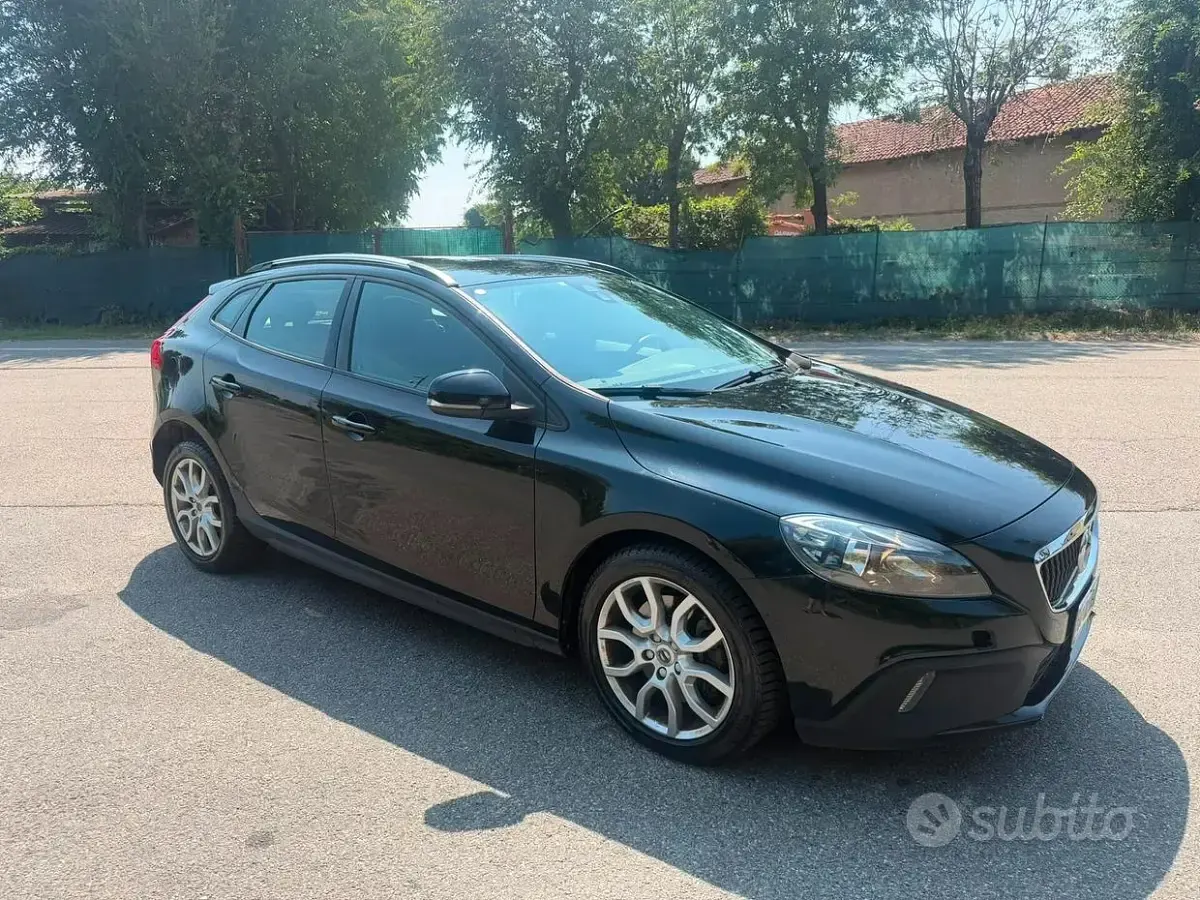 Usata Volvo V40 CC 120 CV (88 kW) 2018 Nero Station wagon