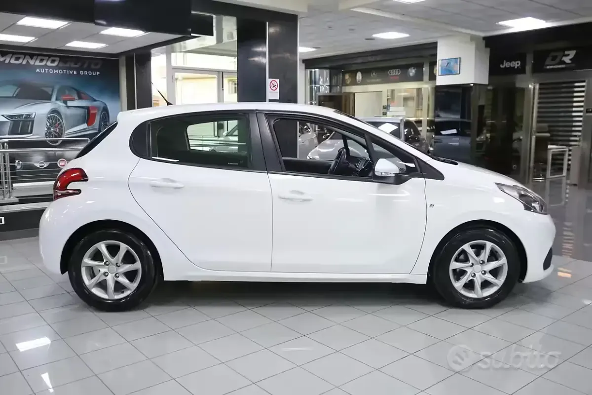 Gebraucht Peugeot 208 Active 82 PS (60 kW) 2017 Weiß Kleinwagen