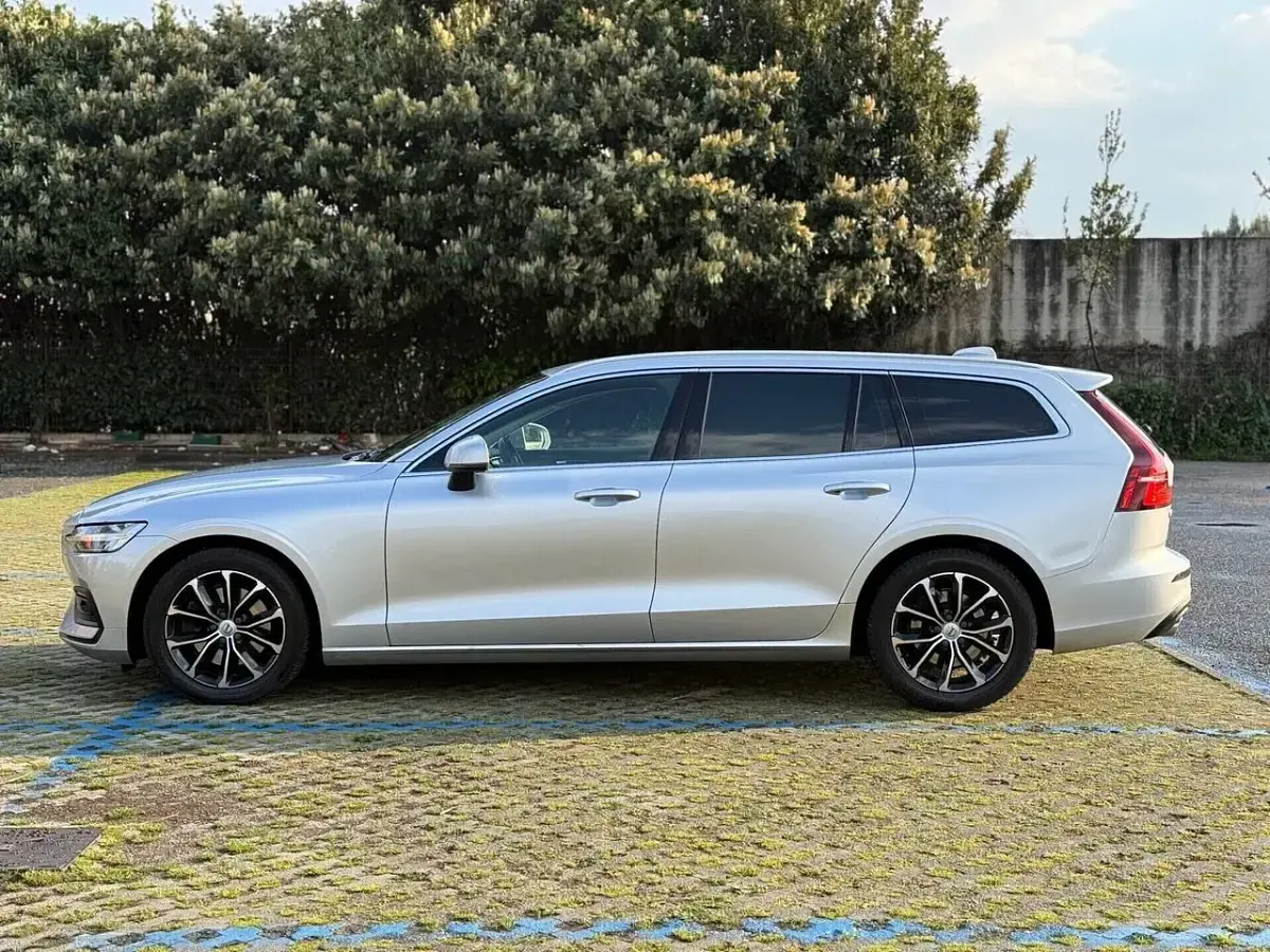 Usado Volvo V60 197 CV (144 kW) 2021 Plateado Familiar
