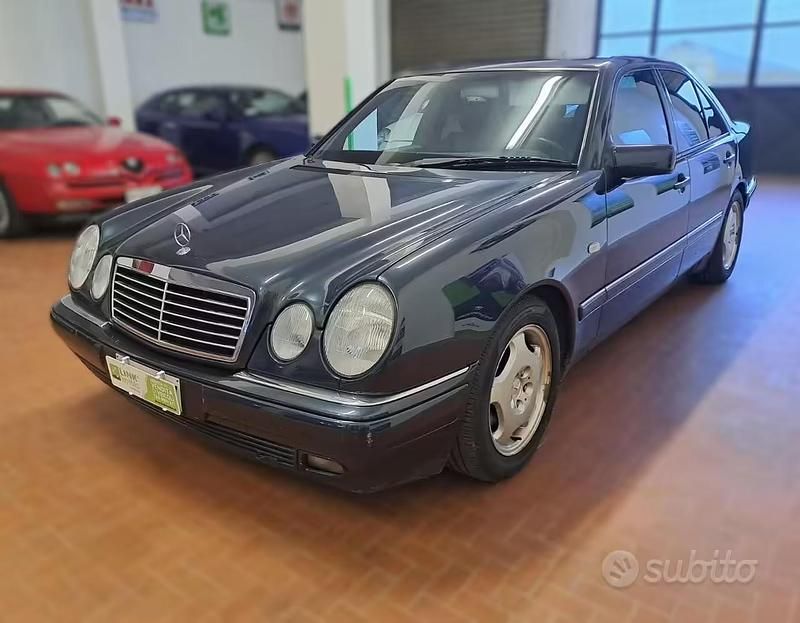 Usata Mercedes E200 Avantgarde 136 CV (100 kW) 1996 Blu Berlina