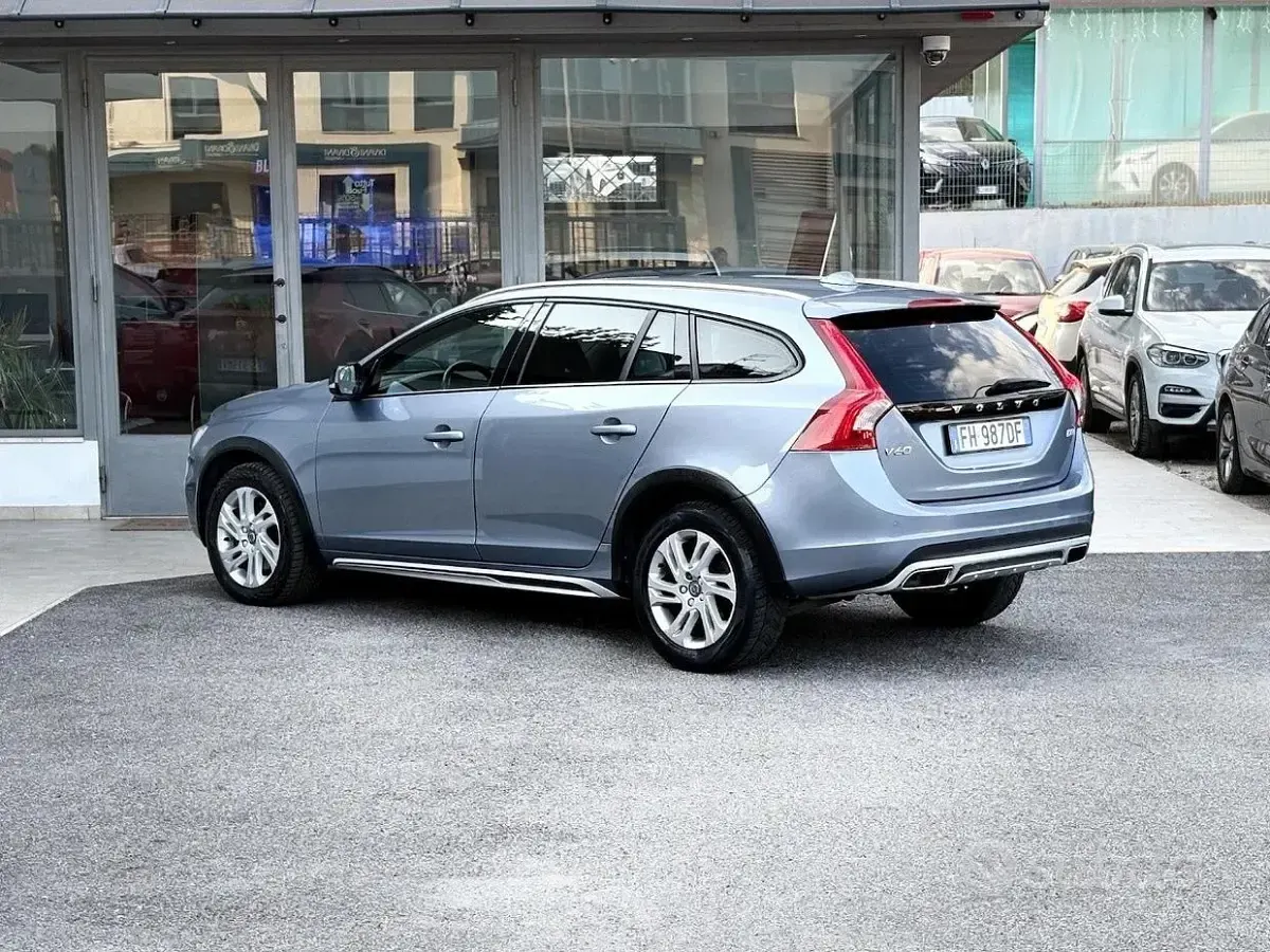 Usata Volvo V60 CC 150 CV (110 kW) 2017 Blu/azzurro Station wagon