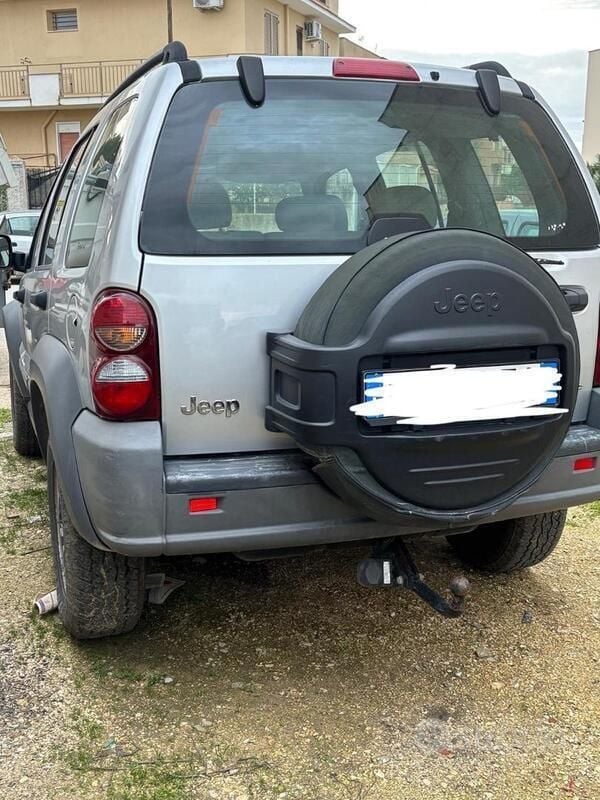 Usata Jeep Cherokee 163 CV (119 kW) 2005 Grigio SUV