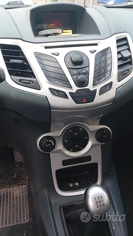 Usata Ford Fiesta 70 CV (51 kW) 2011 Bianco Utilitaria