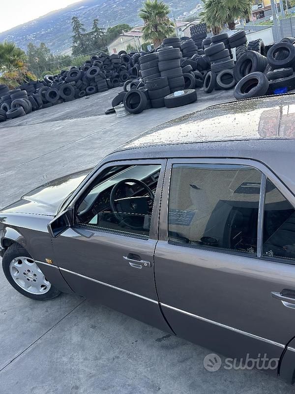 Usata Mercedes 200 72 CV (52 kW) 1985 Grigio Berlina