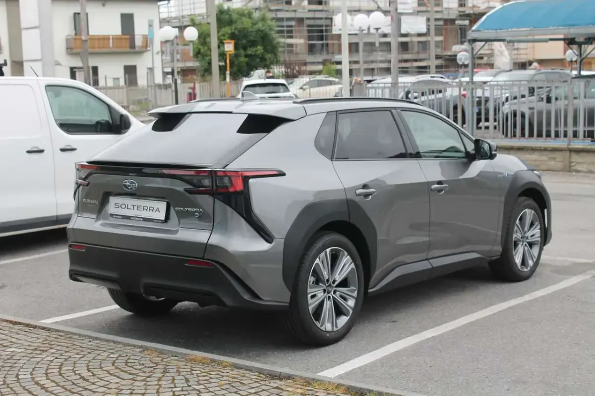 Nuova Subaru Solterra 160 kW (218 CV) 2026 Grigio SUV