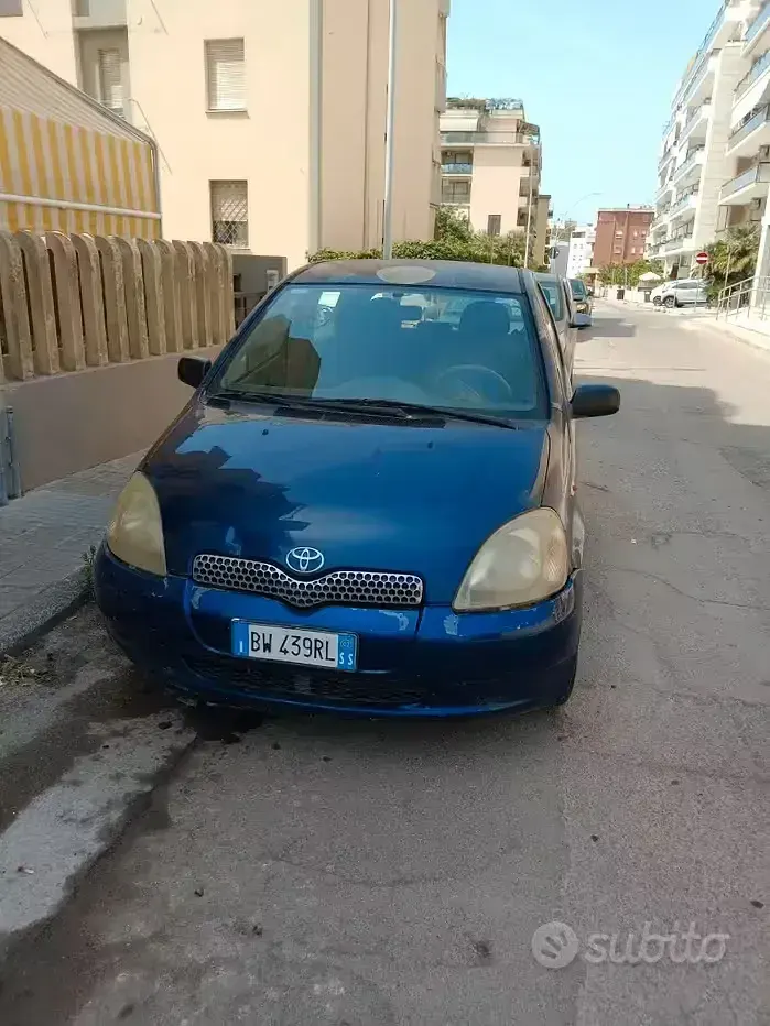Usata Toyota Yaris 68 CV (50 kW) 2002 Bluazzurro Berlina