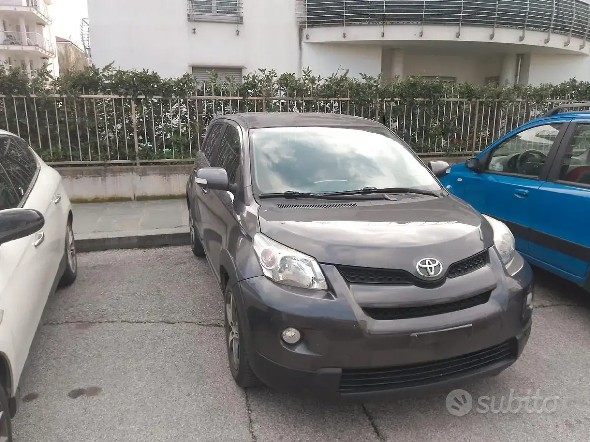 Begagnad Toyota Urban Cruiser 90 HK (66 kW) 2010 Grå Halvkombi
