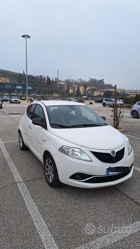 Usata Lancia Ypsilon Gold 69 CV (50 kW) 2016 Bianco Utilitaria