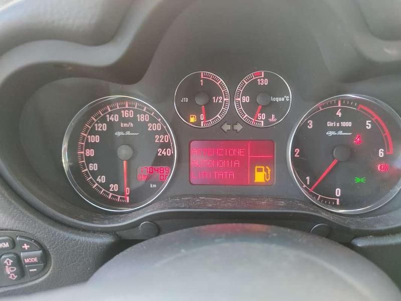 Usata Alfa Romeo 147 Distinctive 120 CV (88 kW) 2006 Grigio Utilitaria