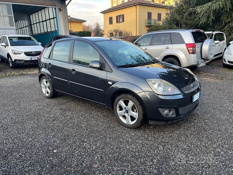 Usata Ford Fiesta Titanium 75 CV (55 kW) 2007 Grigio Utilitaria