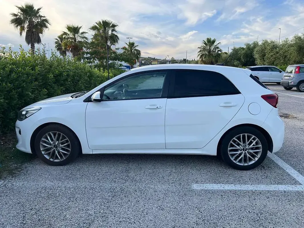 Usata Kia Rio 90 CV (66 kW) 2017 Bianco Berlina
