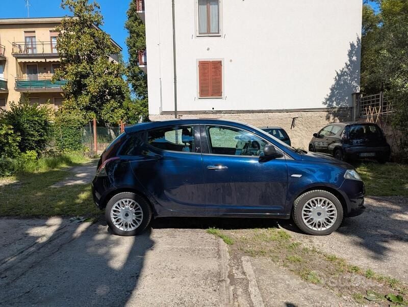 Usata Lancia Ypsilon 69 CV (50 kW) 2016 Blu Utilitaria