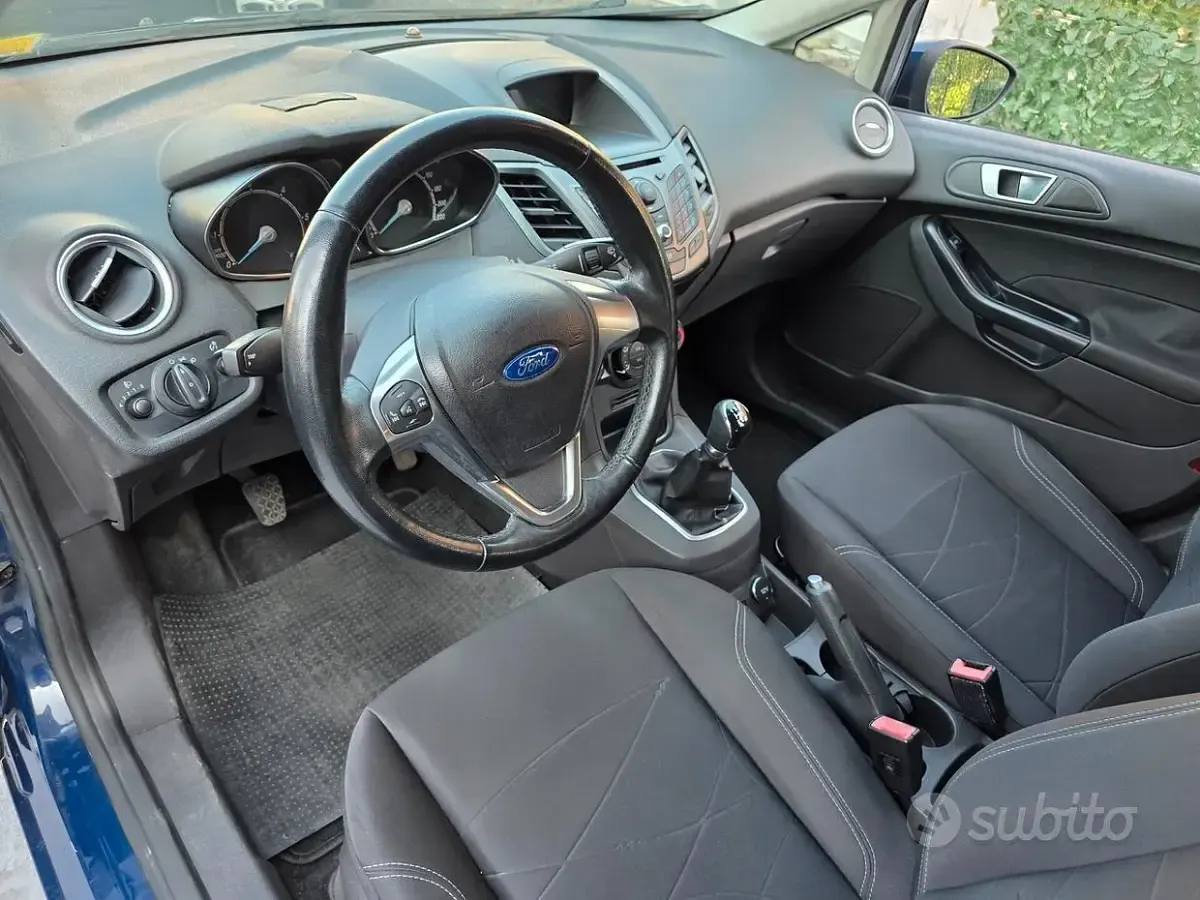 Usata Ford Fiesta 75 CV (55 kW) 2015 Blu Utilitaria