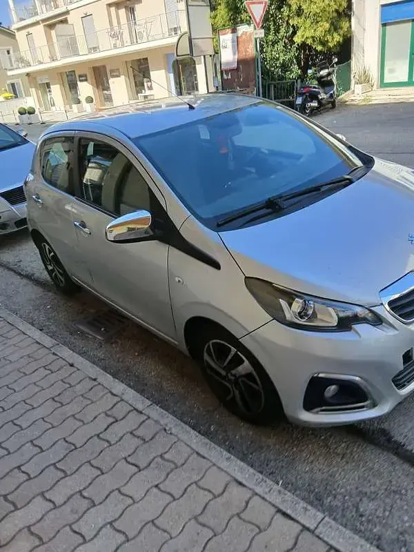 Usata Peugeot 108 Allure 72 CV (52 kW) 2019 Argento Utilitaria