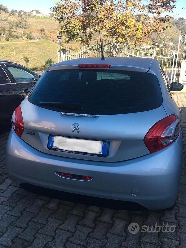 Usata Peugeot 208 Active 68 CV (50 kW) 2015 Grigio Utilitaria