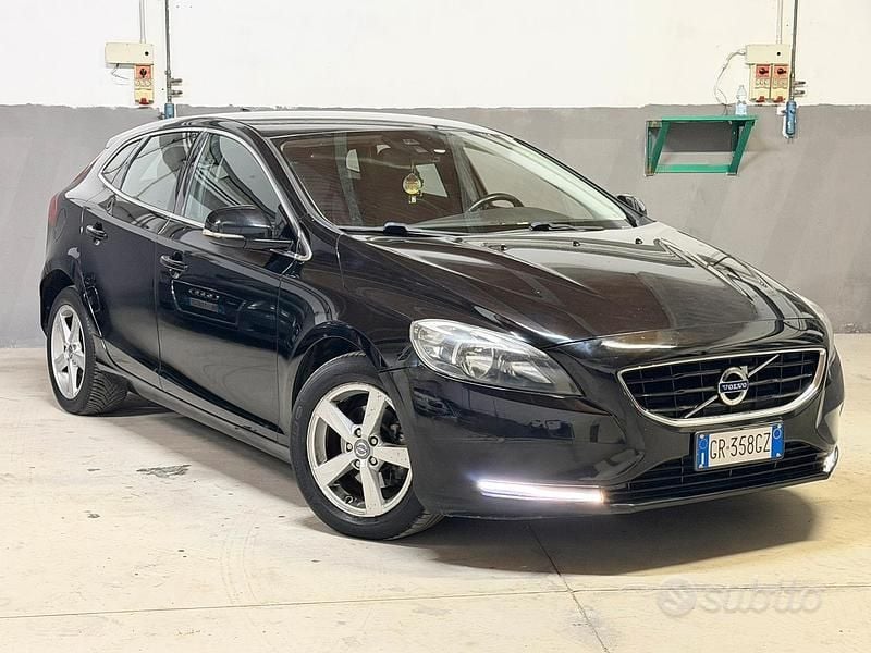 Usata Volvo V40 Summum 115 CV (84 kW) 2014 Nero Berlina