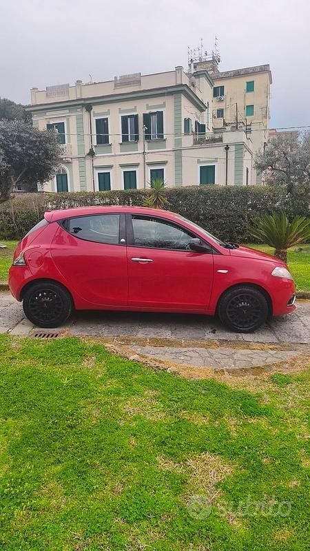 Usata Lancia Ypsilon 69 CV (50 kW) 2018 Rosso Utilitaria
