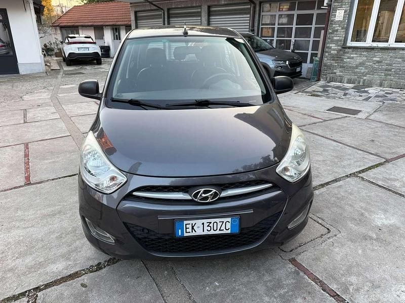 Grigio Usata 2011 Hyundai i10 Classic Due volumi | 3900 € (Buon prezzo) - Immagine 1/4