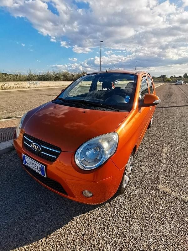 Usata Kia Picanto 65 CV (47 kW) 2010 Arancione Utilitaria