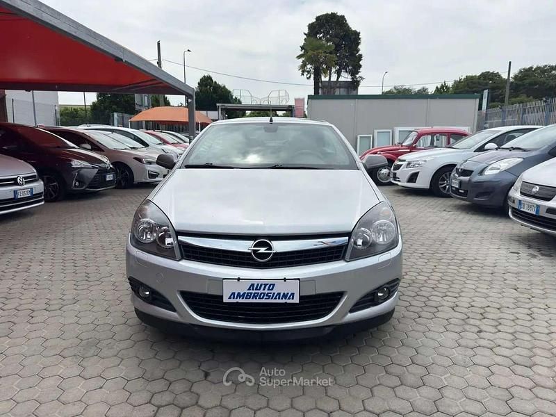 Usata Opel Astra Cabriolet Cosmo 140 CV (102 kW) 2006 Argento Cabrio