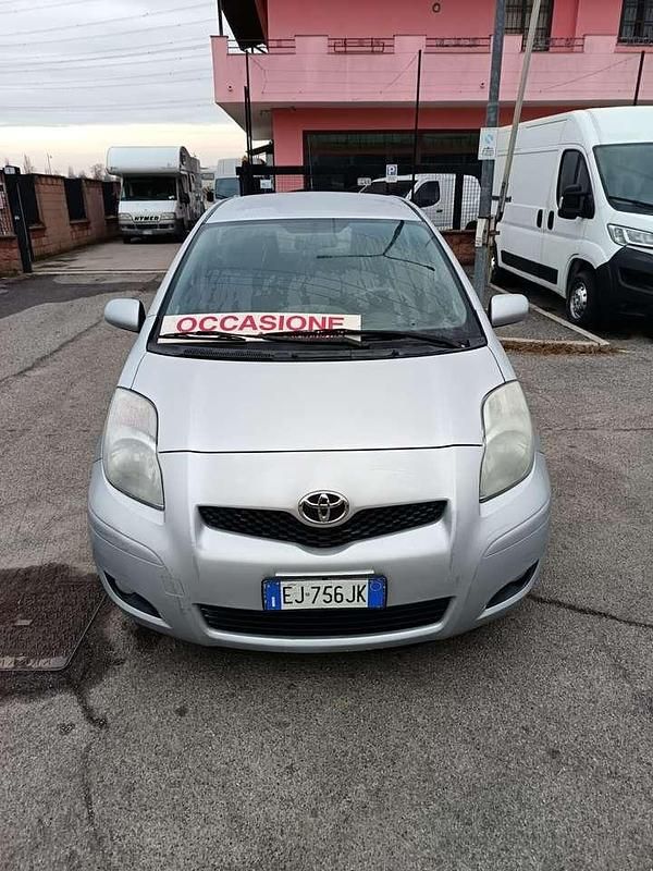 Grigio Usata 2011 Toyota Yaris Tre volumi | 5350 € (Cara) - Immagine 1/4