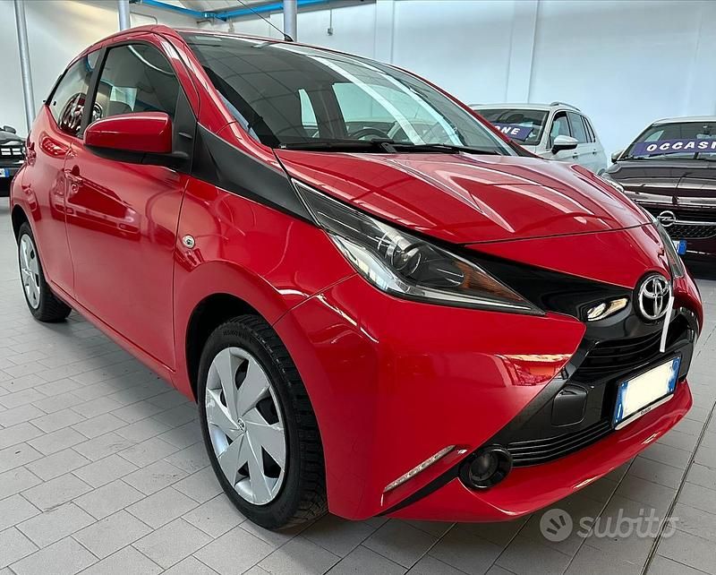 Usata Toyota Aygo X-wave 69 CV (50 kW) 2015 Rosso Utilitaria