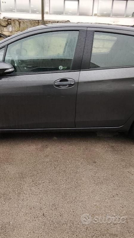 Usata Toyota Yaris 90 CV (66 kW) 2012 Grigio Utilitaria