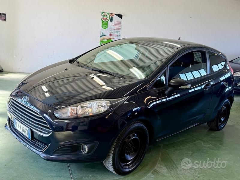 Usata Ford Fiesta 75 CV (55 kW) 2015 Blu Furgone