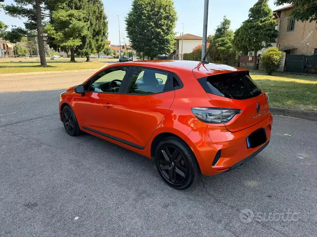 Usata Renault Clio V 67 CV (49 kW) 2024 Arancione Berlina