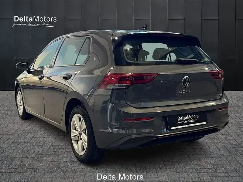 Usata VW Golf VIII Life 116 CV (85 kW) 2020 Grigio scuro metallizzato Utilitaria